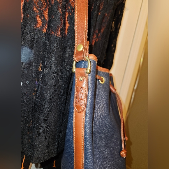 #566- Vintage Navy Blue/Tan Leather Drawstring Bucket Shoulder Bag - Picture 14 of 14